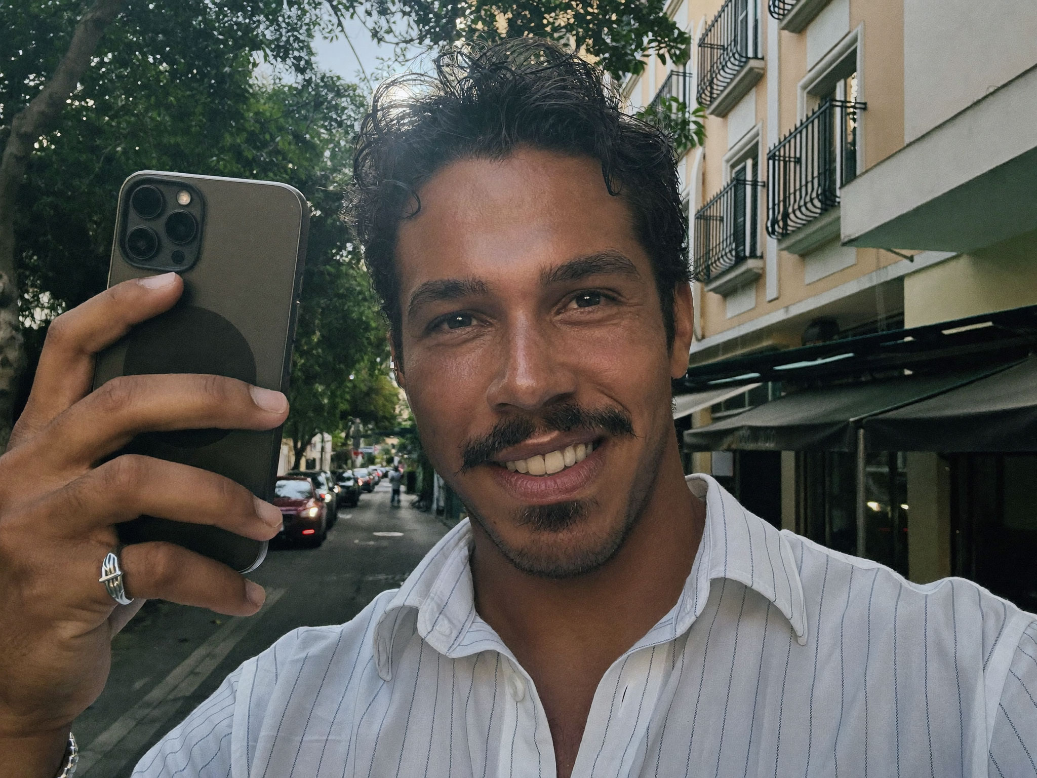 Influenciador gravando um vídeo na rua