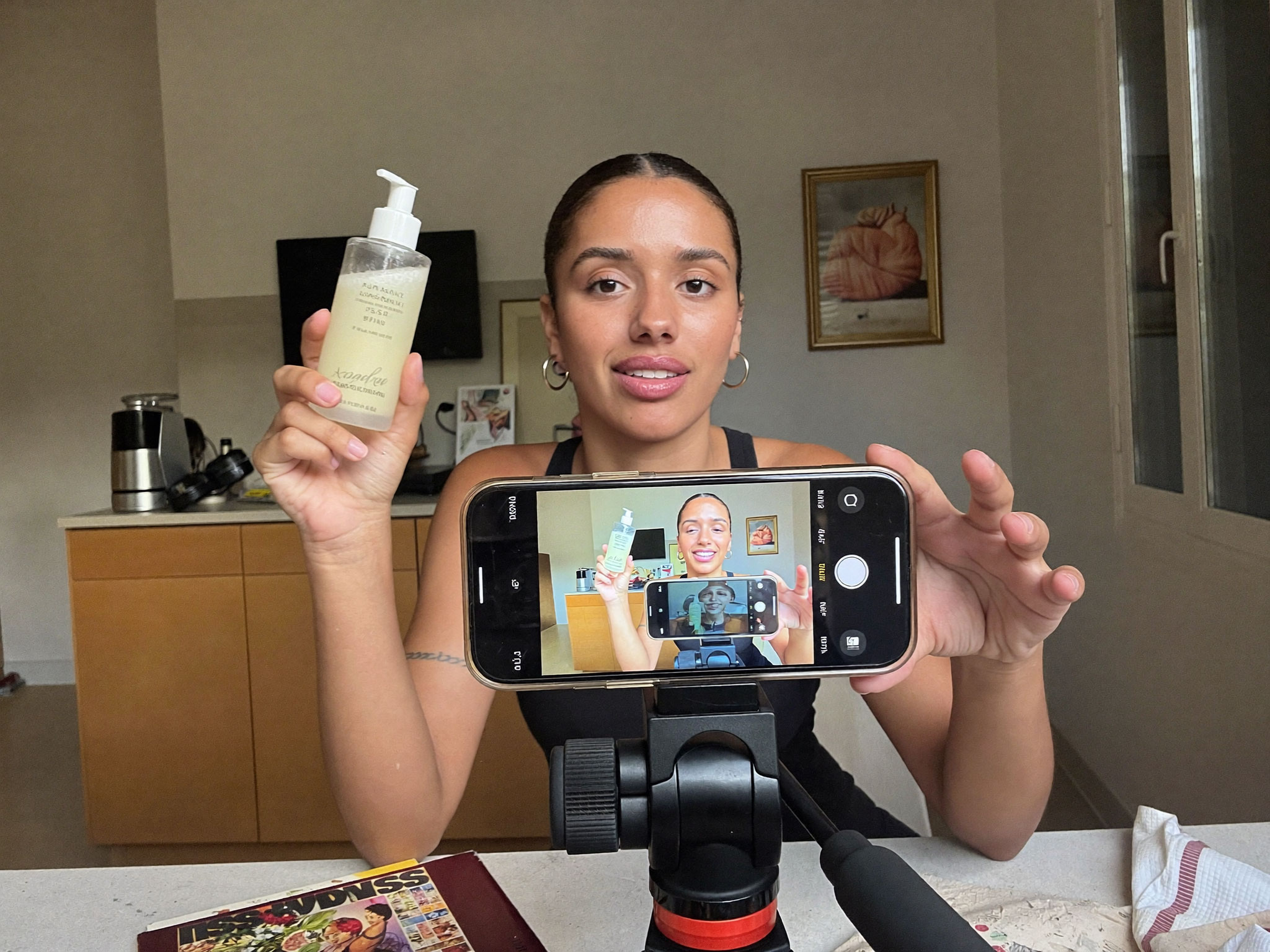 Creator UGC gravando uma review de produto em casa